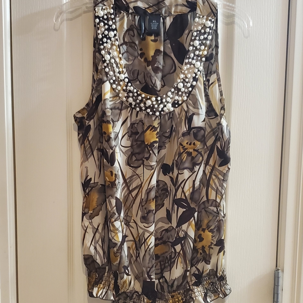 Beautiful pearl accented sleeveless blouse. Like new condition.